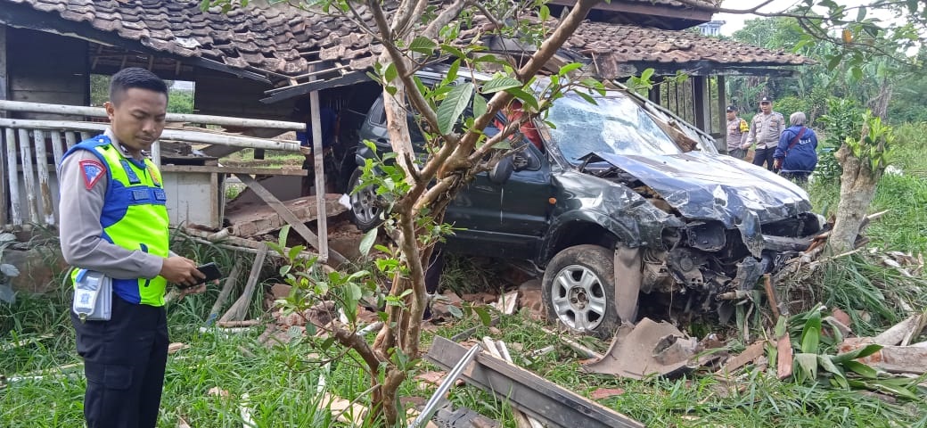 Diseruduk Mobil Pejabat, Saung Penggiat Petani di Kuningan Hancur