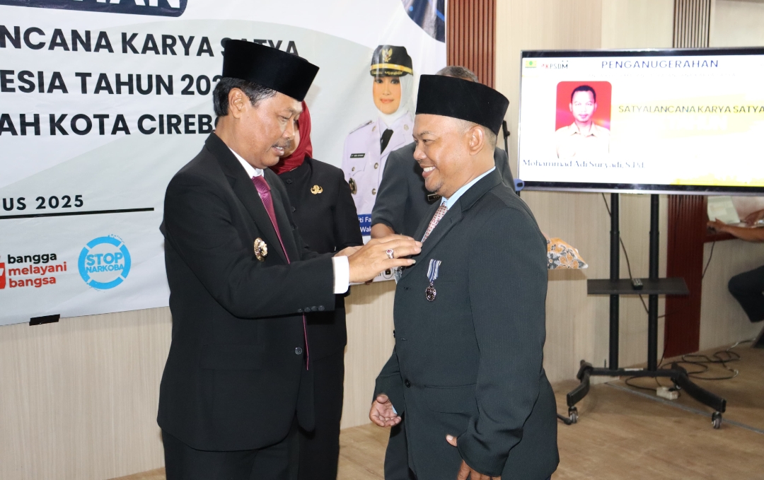 115 PNS Kota Cirebon Terima Satyalancana Karya Satya Dari Presiden, Begini Pesan Walikota