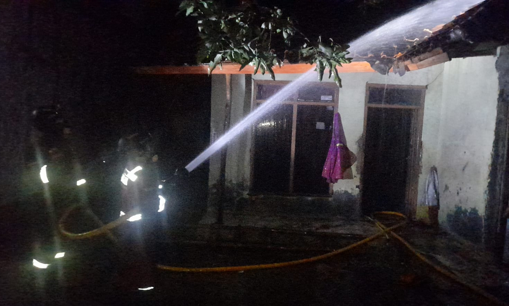 Kebakaran di Kabupaten Kuningan, Ijazah dan Uang Rp60 Juta di Dalam Rumah Ludes Terbakar
