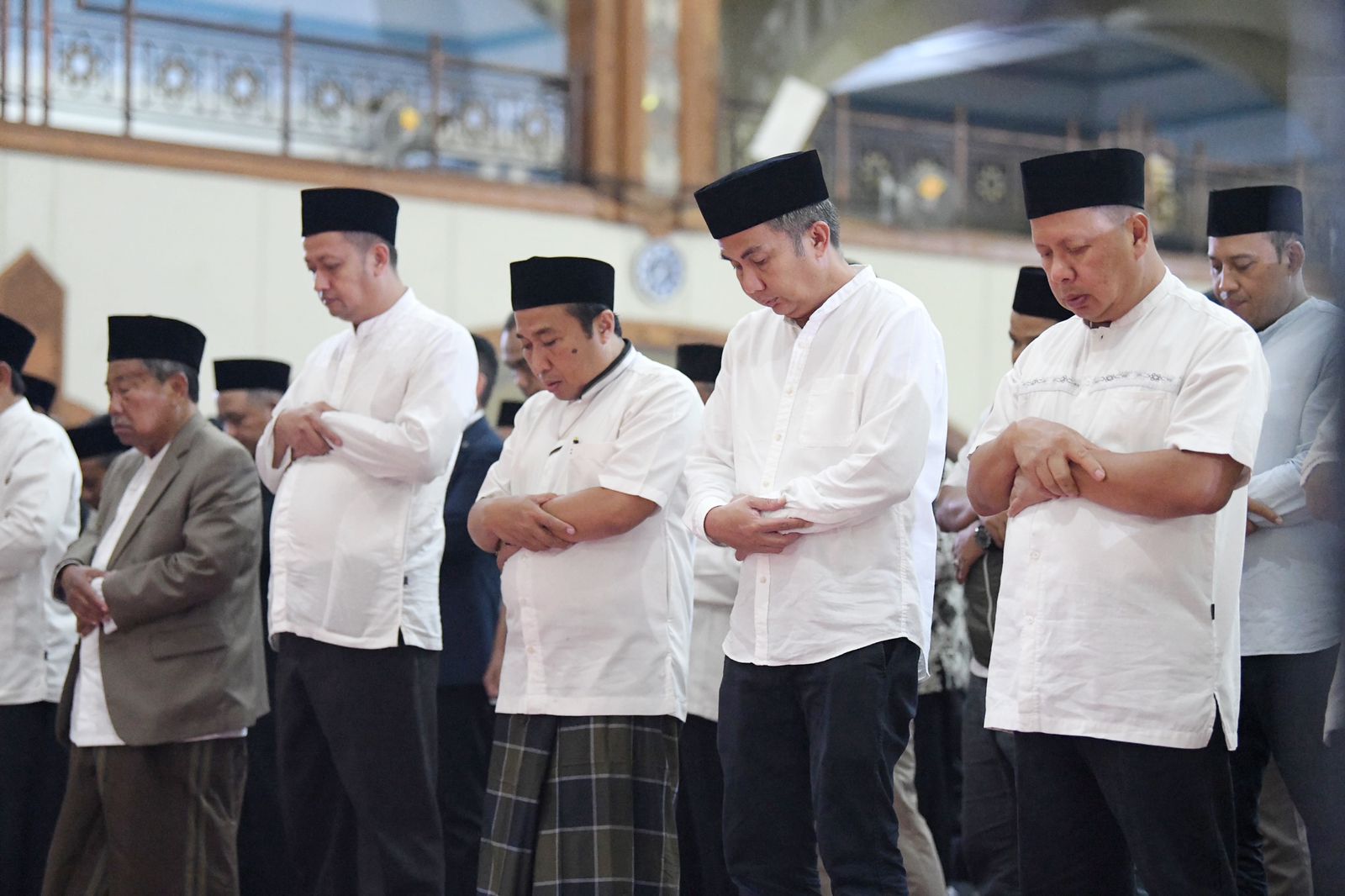 Tarawih Keliling di Pusdai, Bey Serahkan Santunan kepada Duafa dan Marbut