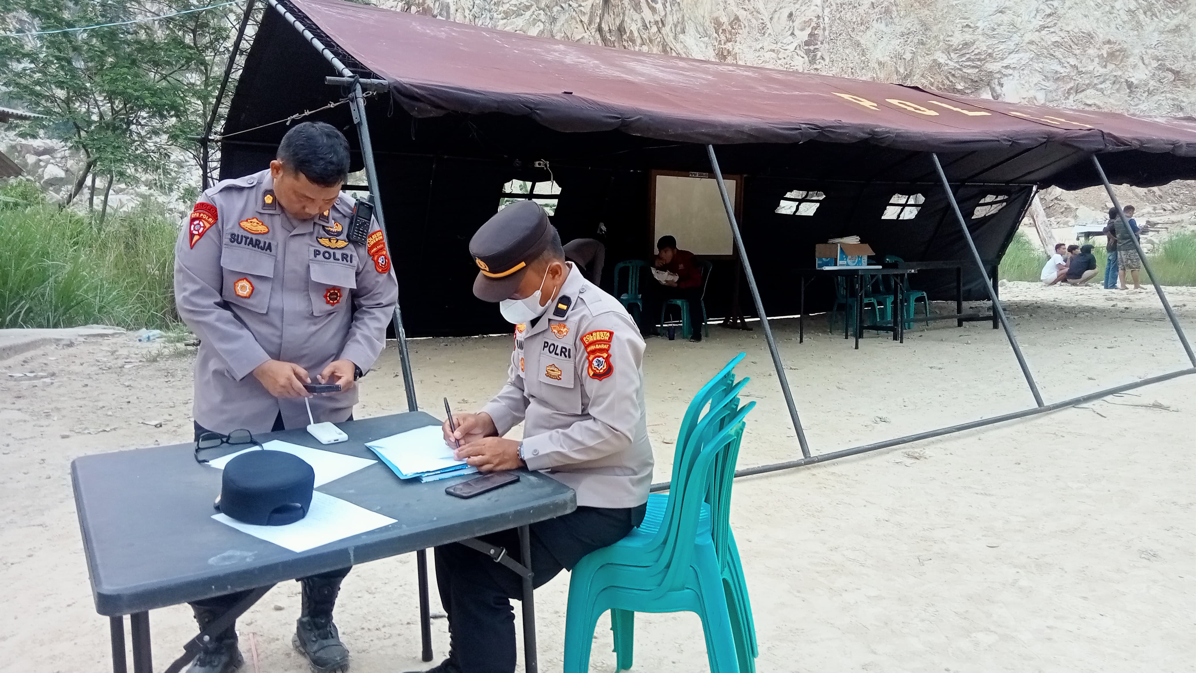 Polresta Cirebon Bangun Posko Pengaduan di Lokasi Tanah Longsor Gunung Kuda