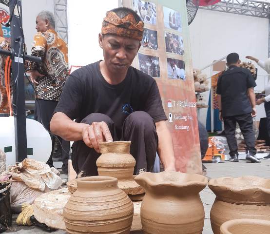 Gerabah Plered Purwakarta Kembali Dipamerkan di Ajang Karya Kreatif Jawa Barat