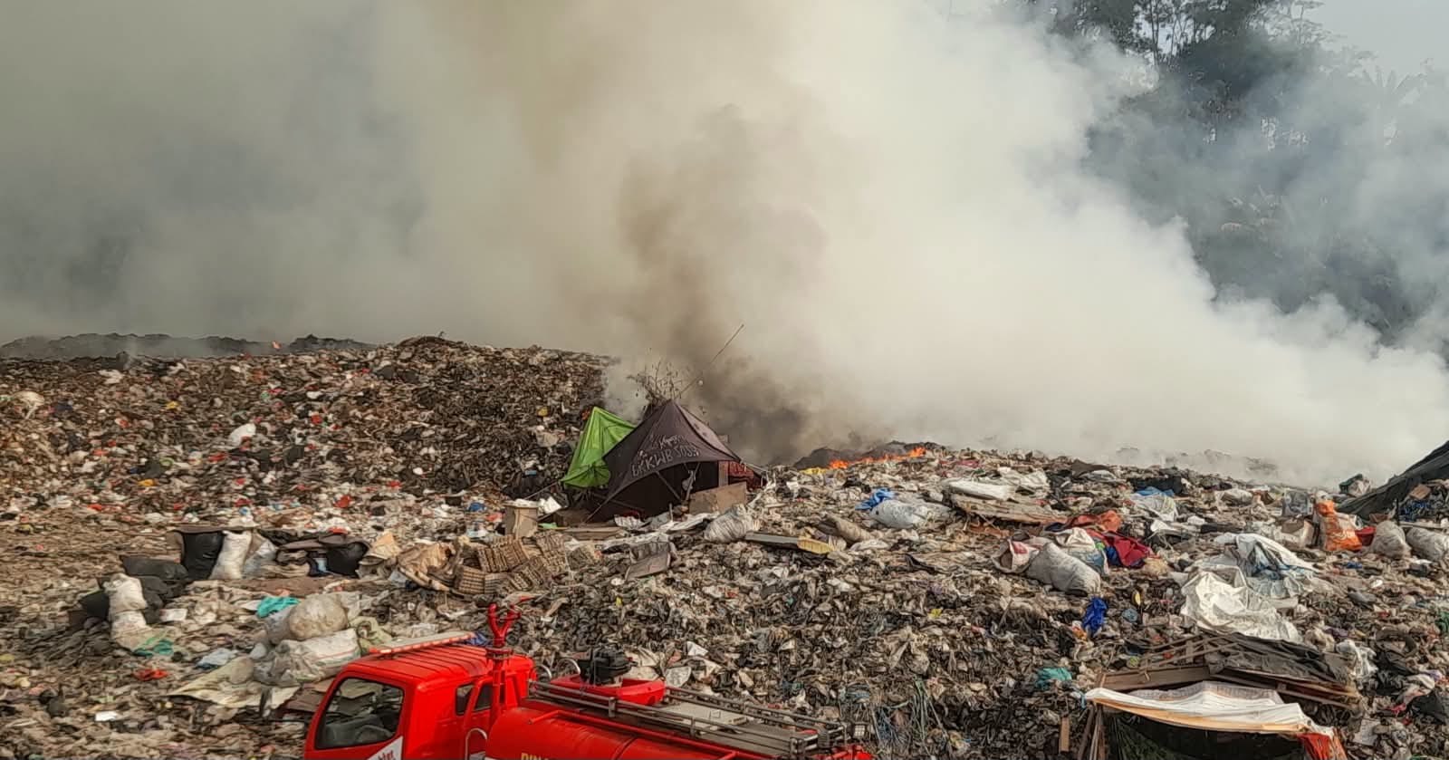 TPAS Gunung Santri Cirebon Terbakar, Api Merambat di Tengah Tumpukan Sampah