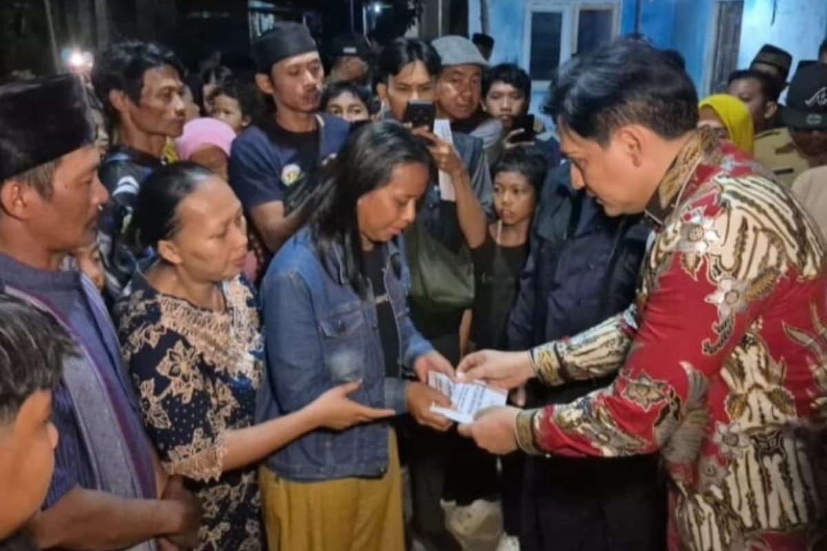 Bupati Lucky Hakim Serahkan Bantuan untuk Keluarga Korban Kecelakaan Maut di Indramayu, 