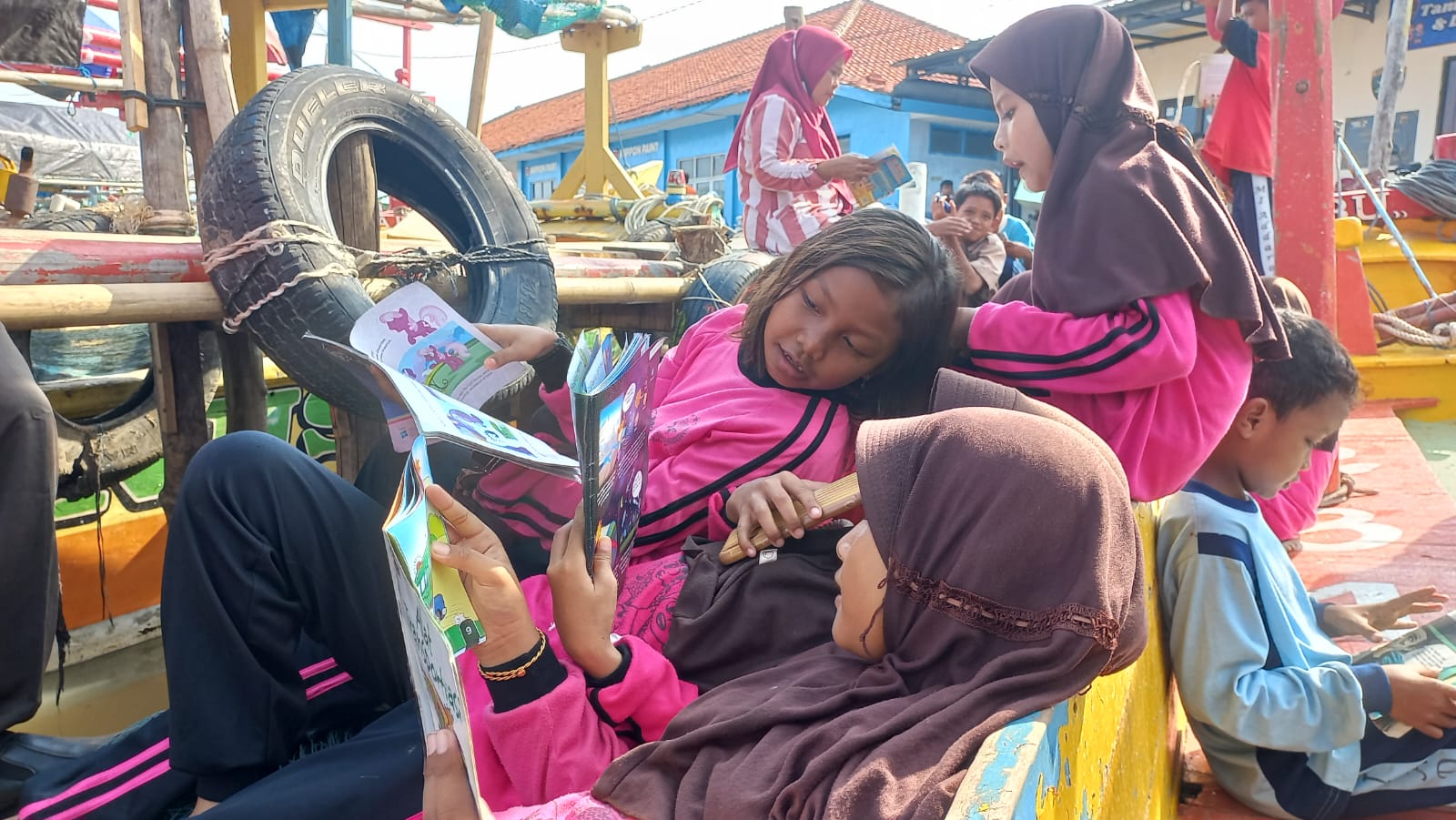 Hari Anak Nasional, Anak Pesisir Cirebon Pilih Baca Buku Diatas Perahu
