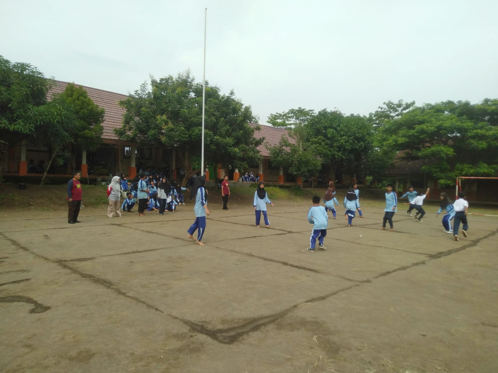 SMPN 2 Gempol Lestarikan Sodoran Sebagai Permainan Tradisional