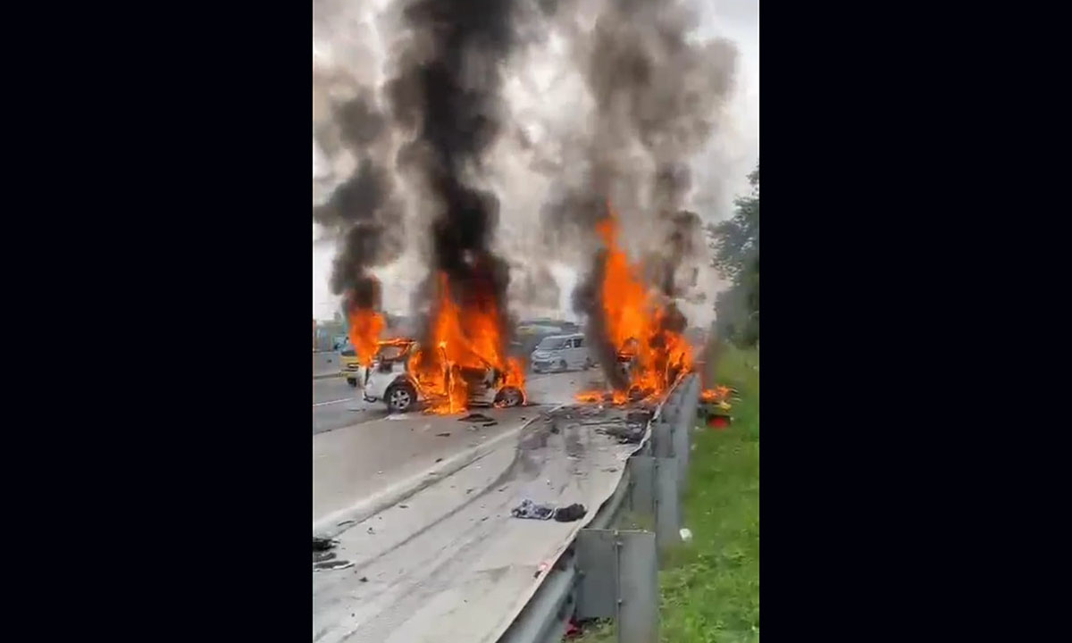 2 Mobil Terbakar, Identitas Korban Kecelakaan Maut Tol Jakarta Cikampek Menurut Kombes Jules Abraham