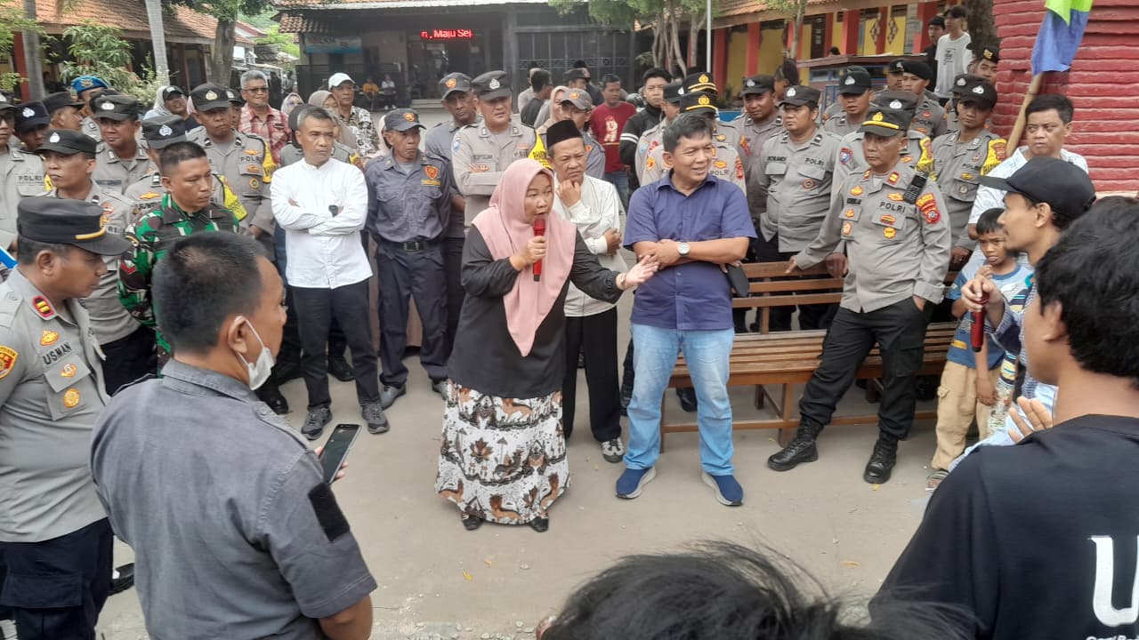 Desak Perubahanm Warga Kaliwulu Gelar Aksi Damai di Depan Balai Desa