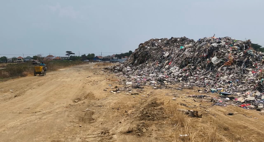 Tumpukan Limbah Pabrik di Pinggir Jalan Lingkar PPI Gebang Cirebon Disorot Warga