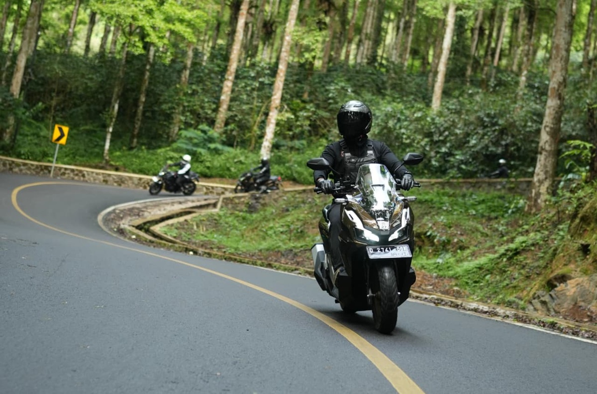 Tips Berkendara Aman di Tanjakan: Hindari Kebiasaan Ini Agar Motor Awet