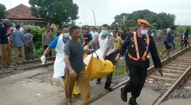 Perlintasan Tanpa Palang Pintu di Arjawinangun Makan Korban, 2 Kurir Paket Tewas Tertabrak Kereta