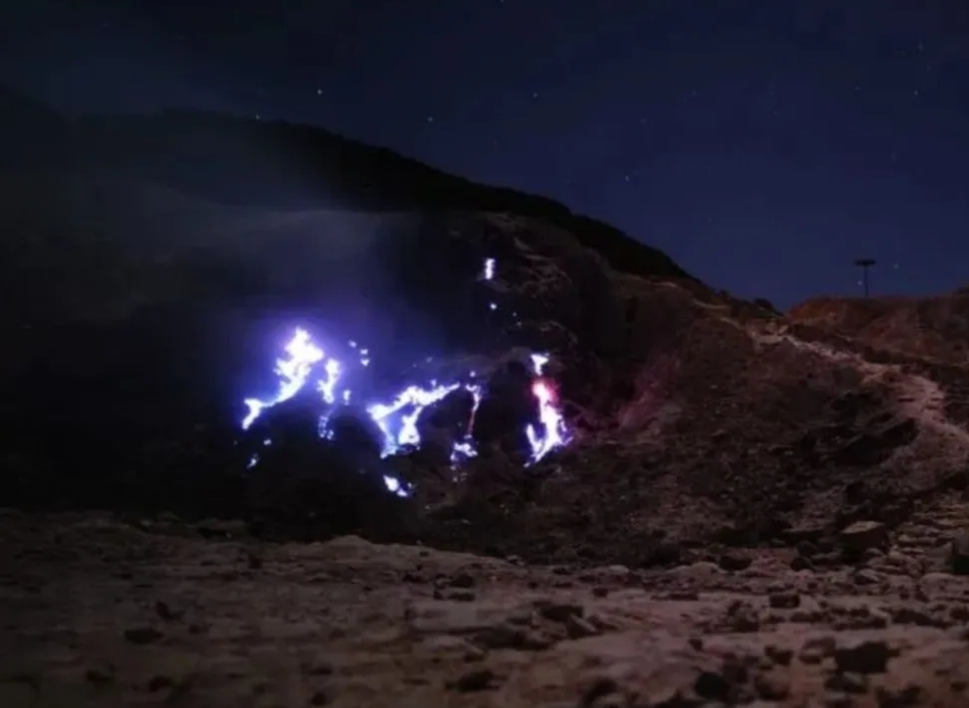 Aneh, Api Biru Muncul di Kawah Gunung Papandayan, Gejala Alam Biasa atau Pertanda Lain?