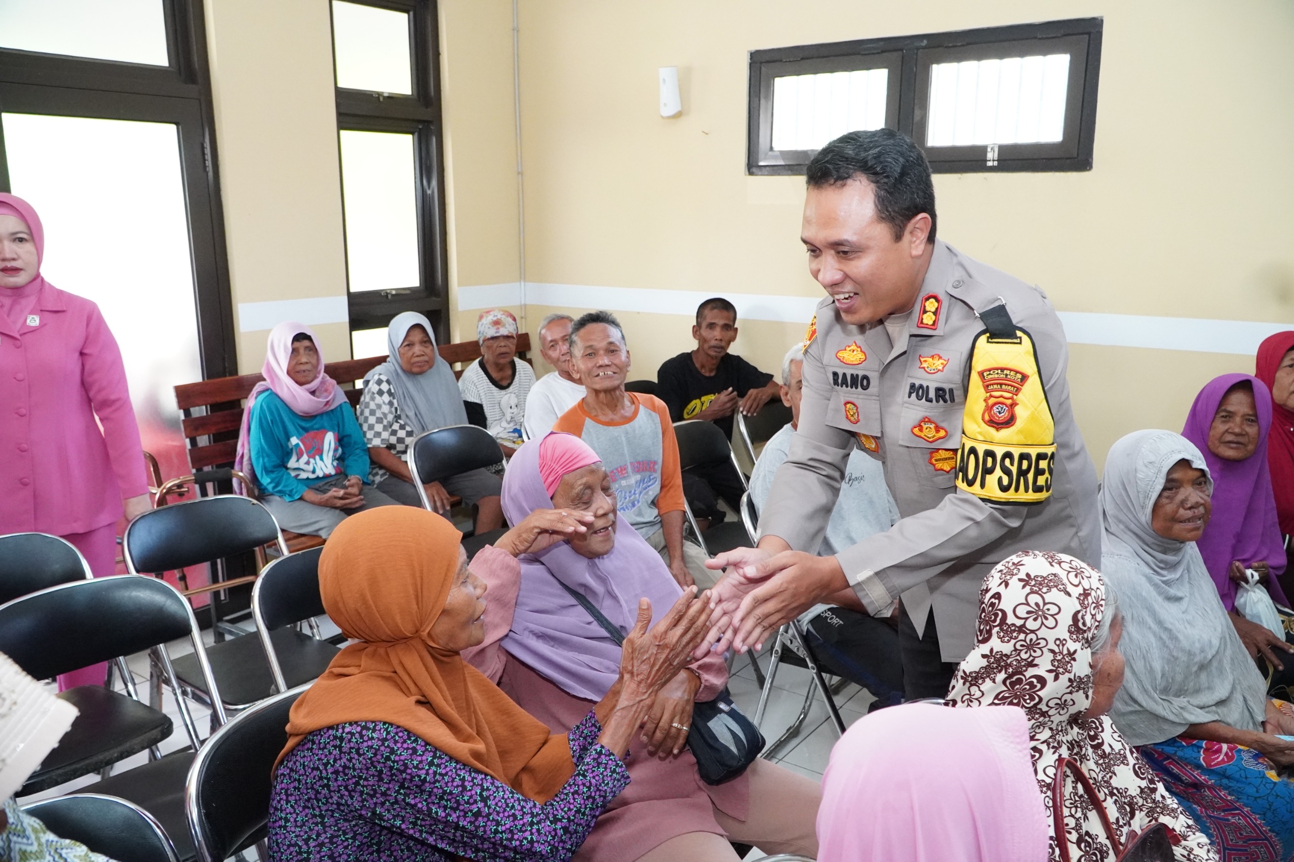 Kapolres Cirebon Kota Silaturahmi dengan Warga Lemahwungkuk, Tingkatkan Sinergi Polri dan Masyarakat