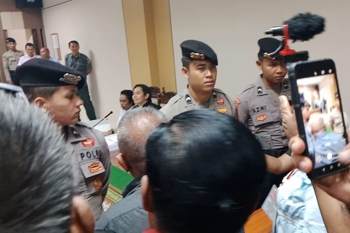 Sidang Pembunuhan Satu Keluarga di Indramayu Memanas, Keluarga Korban Emosi