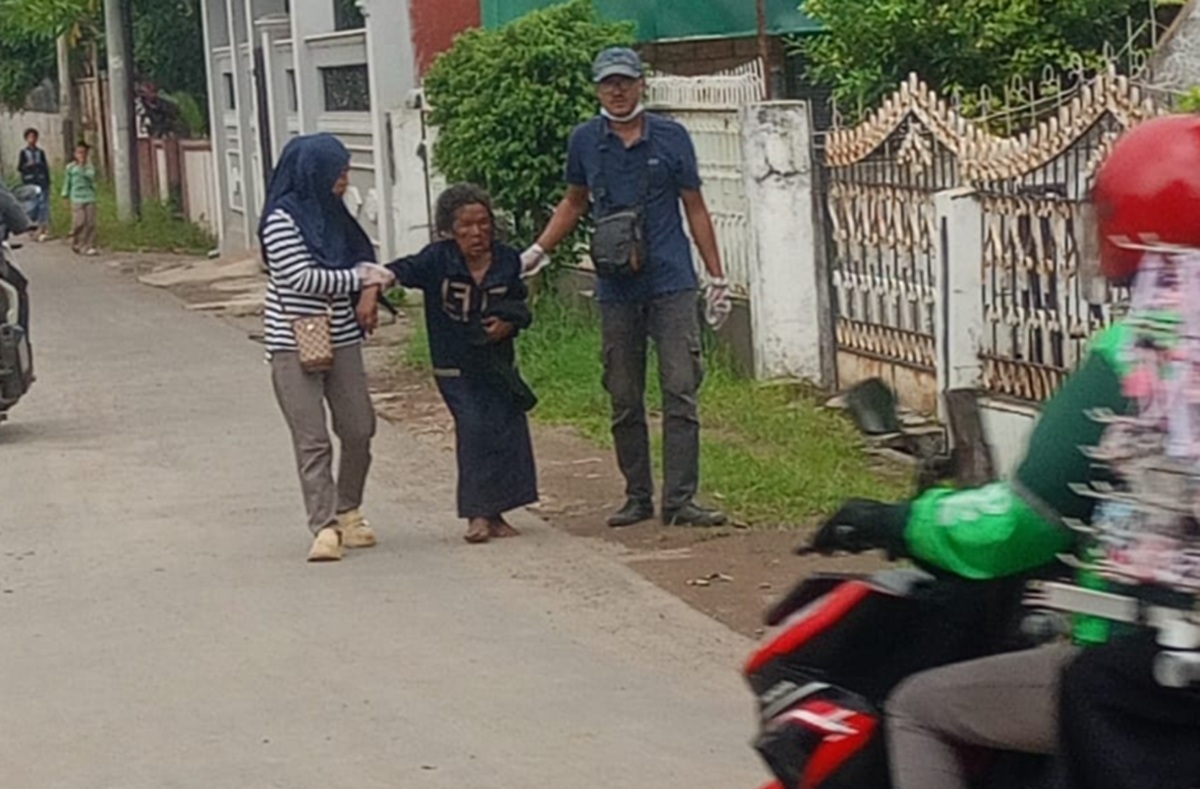 Tunawisma Pingsan di Perumahan Bima Cirebon Diantar ke Dinas Sosial
