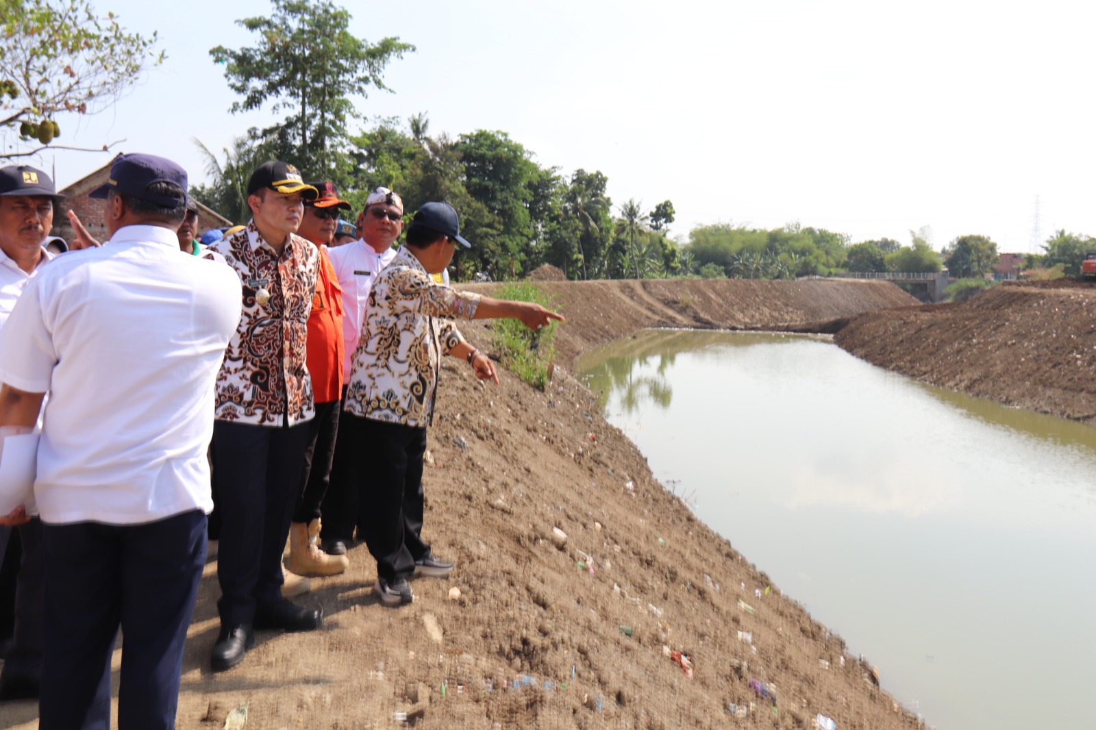 Cegah Banjir di Musim Hujan, Pj Bupati Cirebon Tinjau Normalisasi Sungai Cisanggarung 