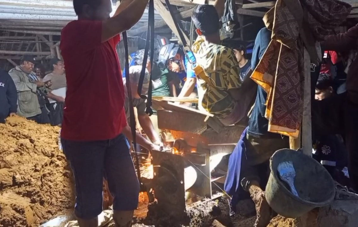 Evakuasi Berjalan Dramatis, Pemilik Pabrik di Kuningan Terjepit Mesin Pres Batu Bata