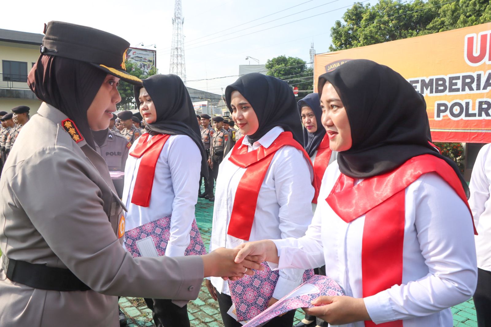 Kapolresta Cirebon Berikan Penghargaan Kepada Puluhan Personel Polresta Cirebon Berprestasi