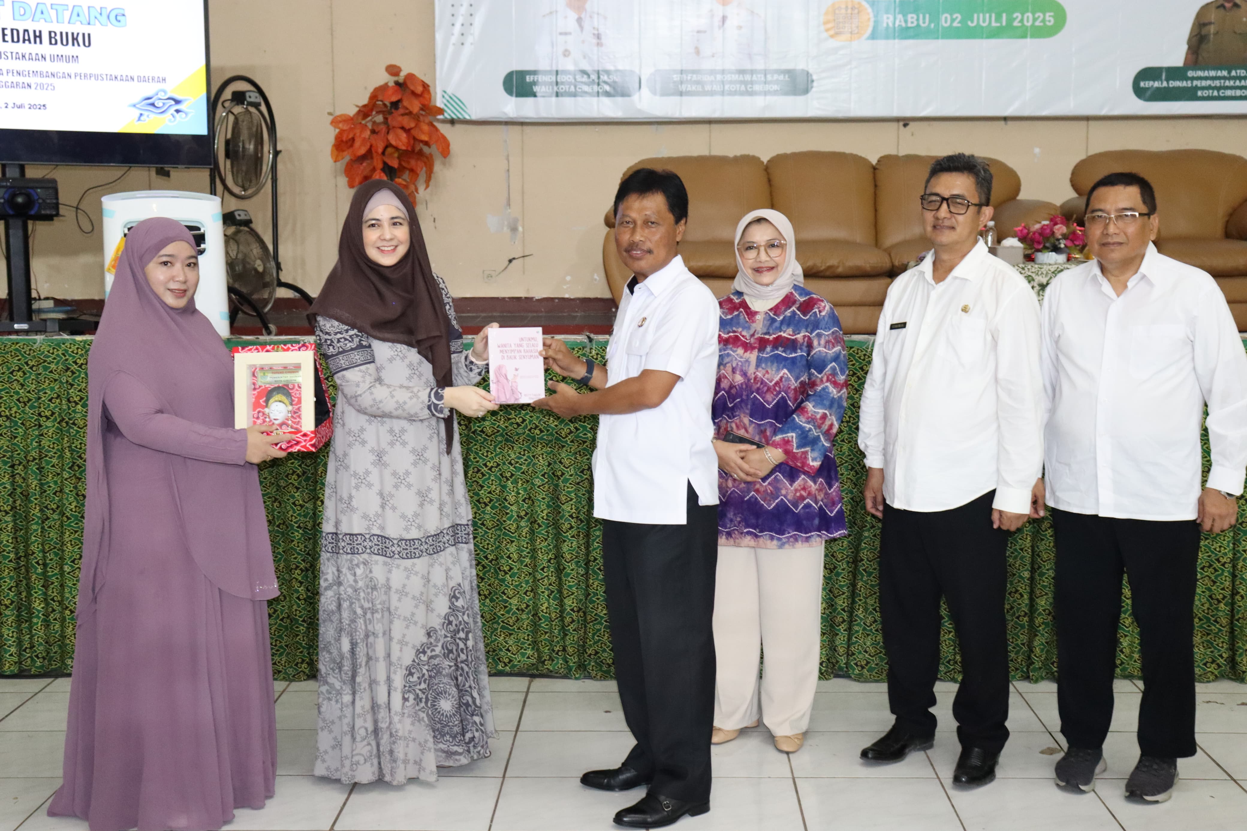 Risty Tagor, Pemantik Tumbuh Kembangnya Budaya Literasi di Kota Cirebon