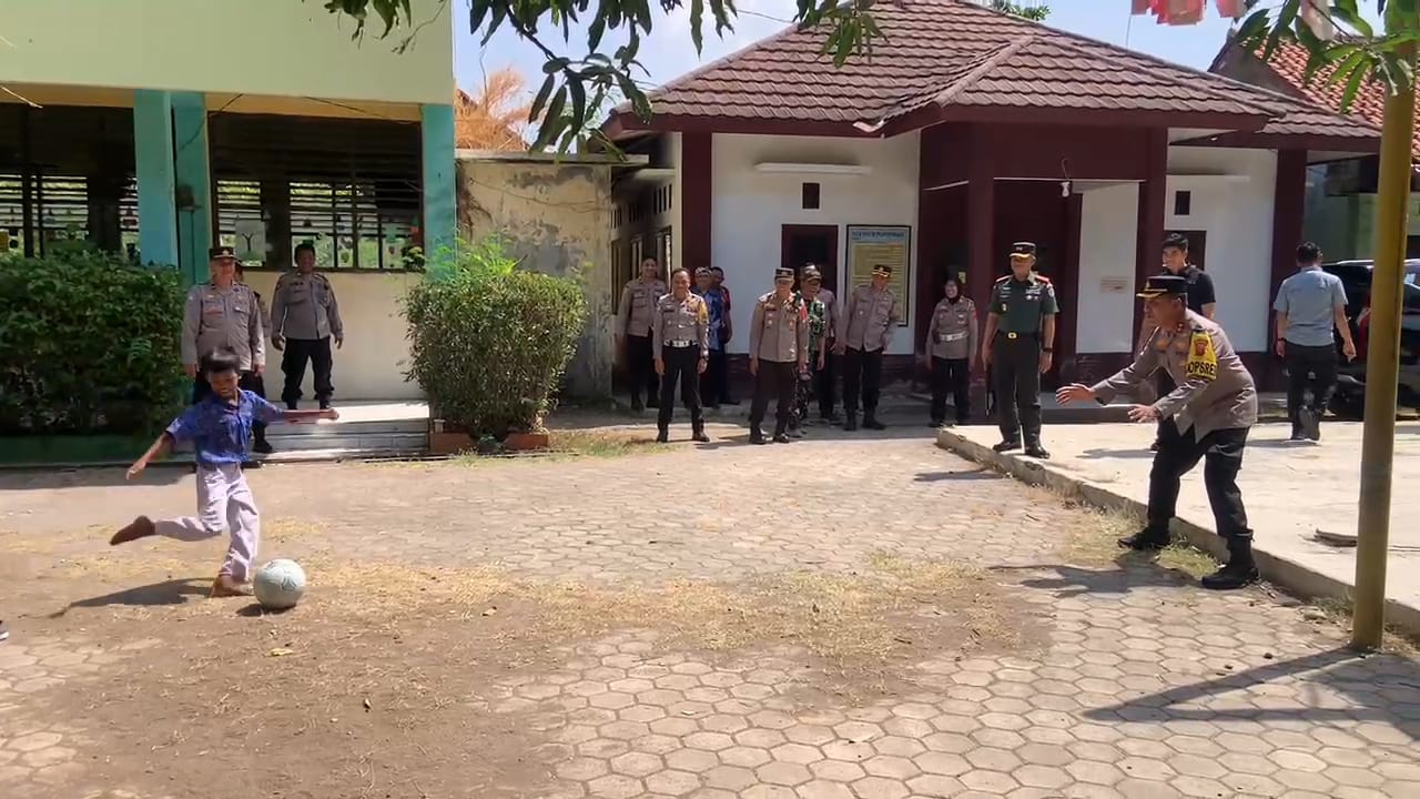 Kapolres Ciko Bermain Bola Bersama Siswa SDN Dukuh Semar: Anak-anak Jangan Takut dengan Polisi