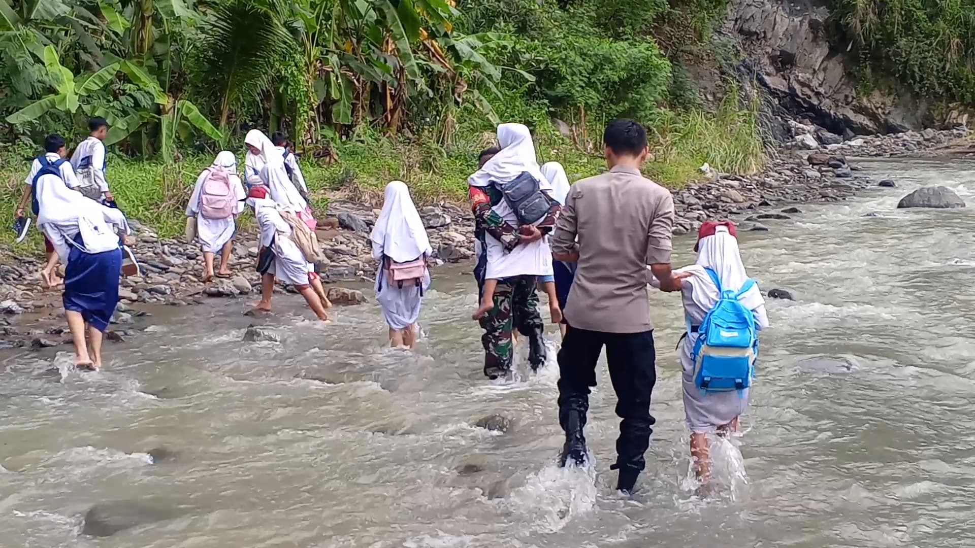 Pulang Pergi ke Sekolah Harus Menyebrangi Sungai, Pelajar di Kuningan Minta Dibangun Jembatan