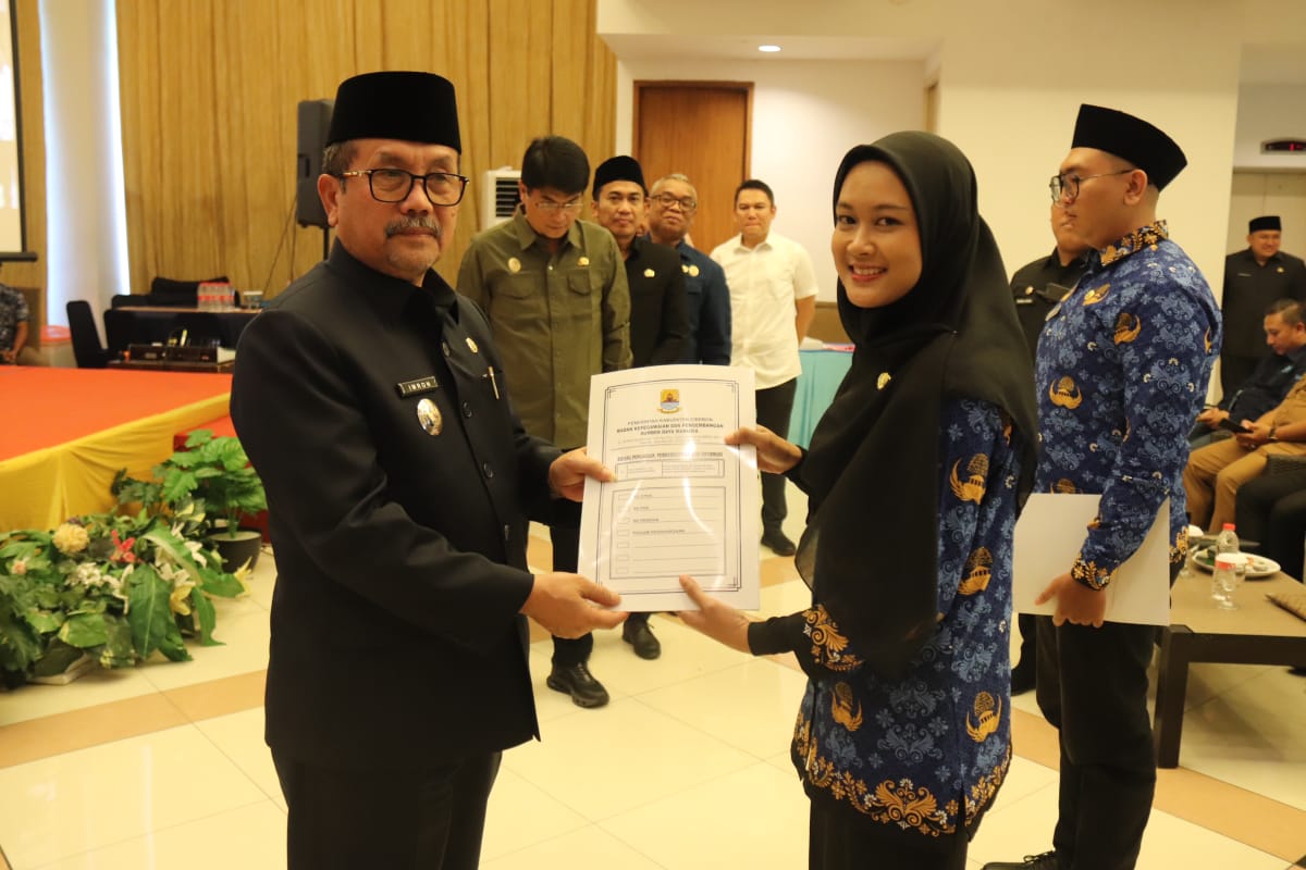 Serahkan 56 SK CPNS, Begini Harapan Bupati Imron Terhadap ASN Baru