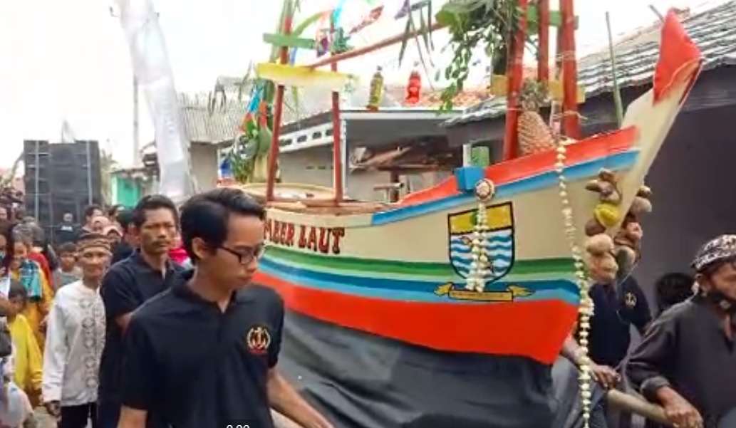 Nadran Kesenden dan Samadikun Cirebon, Ancak Diarak Keliling Kampung Sebelum Dilarung di Tengah Laut