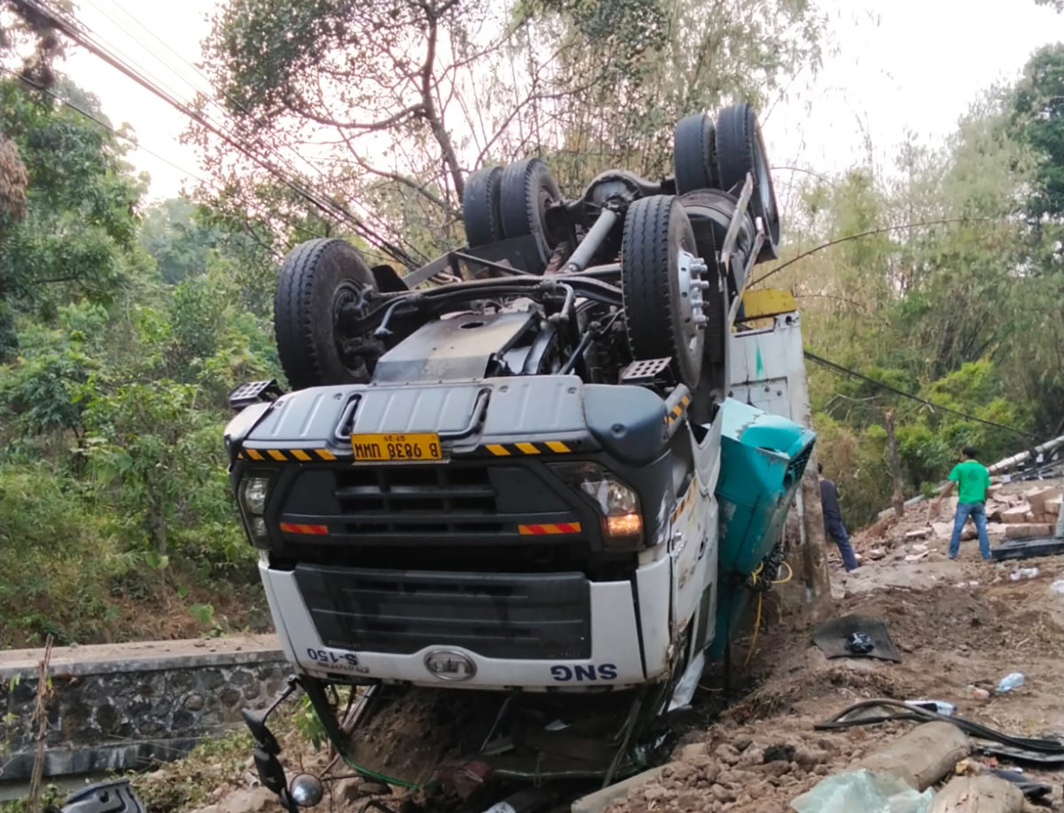 Rem Blong, Truk Tronton Terguling di Wilayah Tanjakan Plangon Cirebon