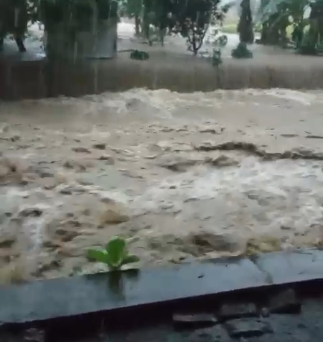 Hujan Deras, Anak Sungai Cipager Nyaris Meluap dan Genangi Area Kantor Pemkab Cirebon