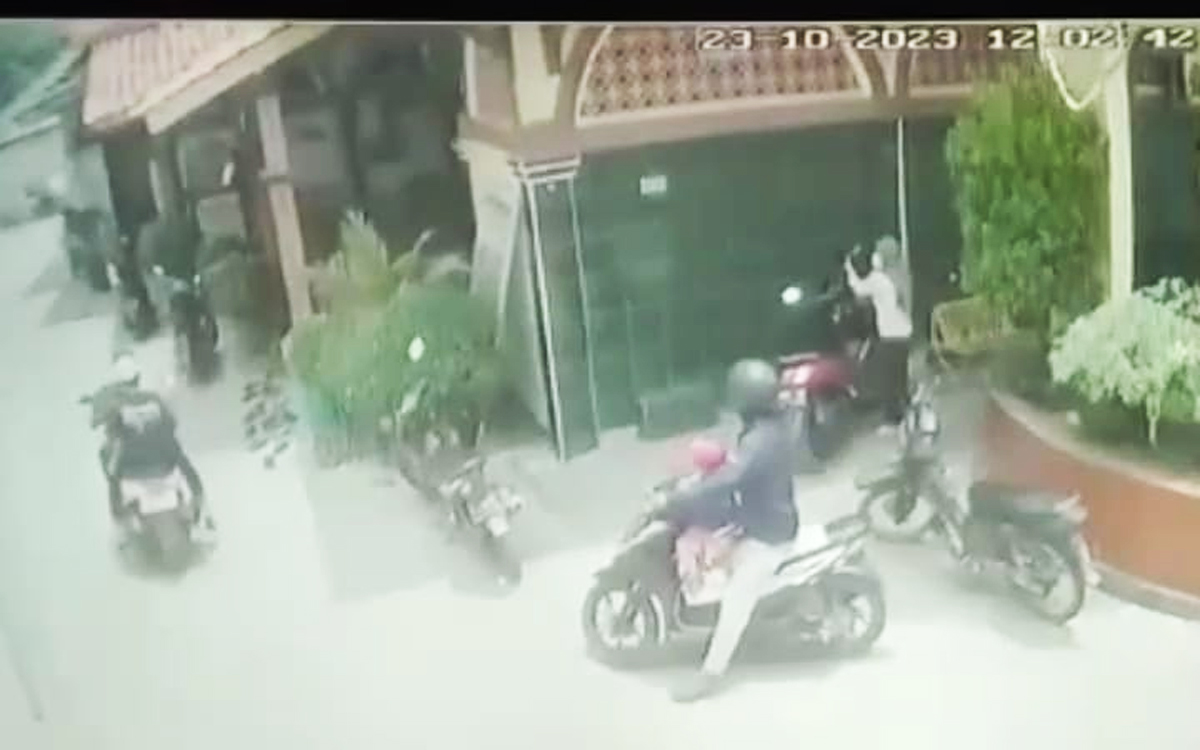 Pencurian Helm Oleh Satu Keluarga di Kota Cirebon, Terekaman Kamera CCTV 