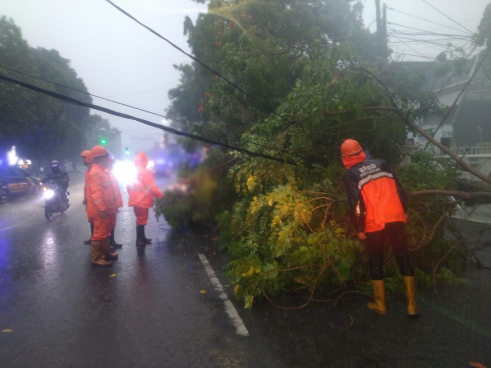 HUJAN ANGIN, Ada Kabel Listrik di Jalan Siliwangi Cirebon Melintang, Jl Nyi Mas Gandasari Tergenang