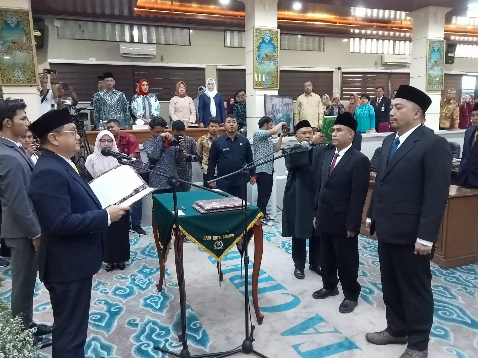 Dilantik, Anton Octavianto dan Umar S Klau Resmi Jadi Anggota DPRD Kota Cirebon 