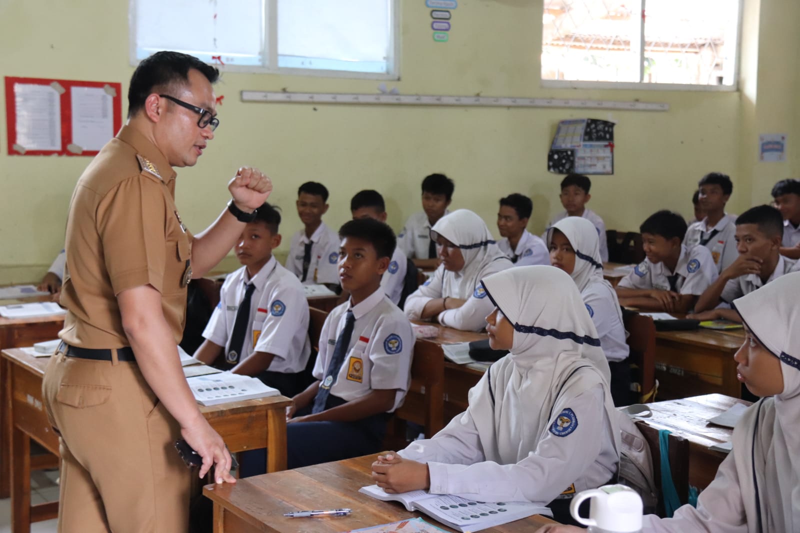 Kunjungi Sejumlah Sekolah, Pj Bupati Cirebon Ingatkan Siswa Agar Tidak Menjadi Generasi Stroberi