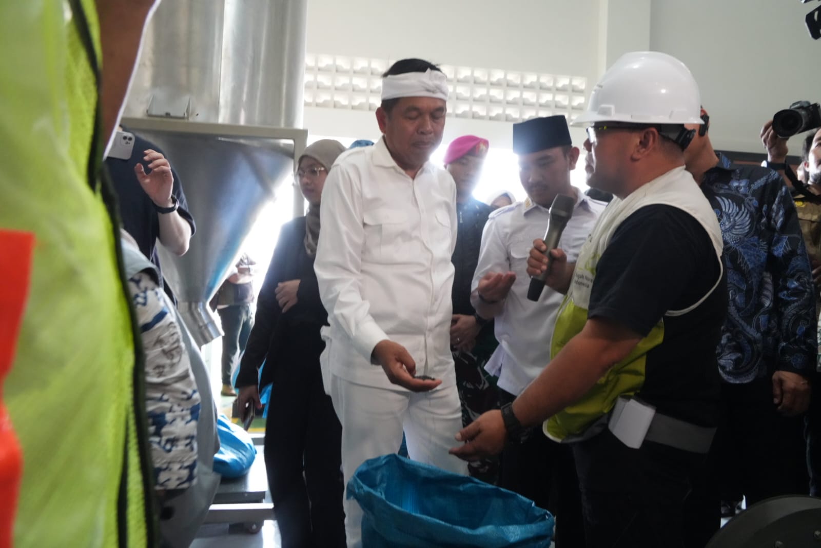 KDM Resmikan Fasilitas Pengolahan Limbah Plastik