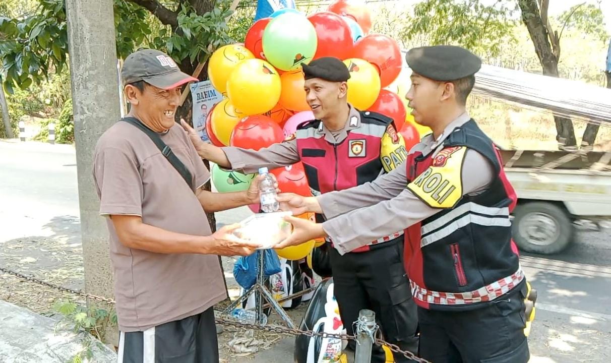 Terapkan Cooling System Jelang Pilkada 2024, Polresta Cirebon Bagikan Makanan Sehat Gratis