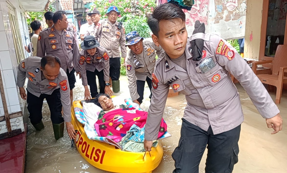 Sungai Condong Meluap, Polisi Evakuasi Warga Sakit di Desa Astana Cirebon