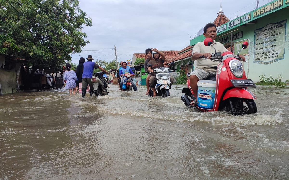 Jalan Penghubung Cirebon - Indramayu Terendam Banjir, di Sini Lokasinya