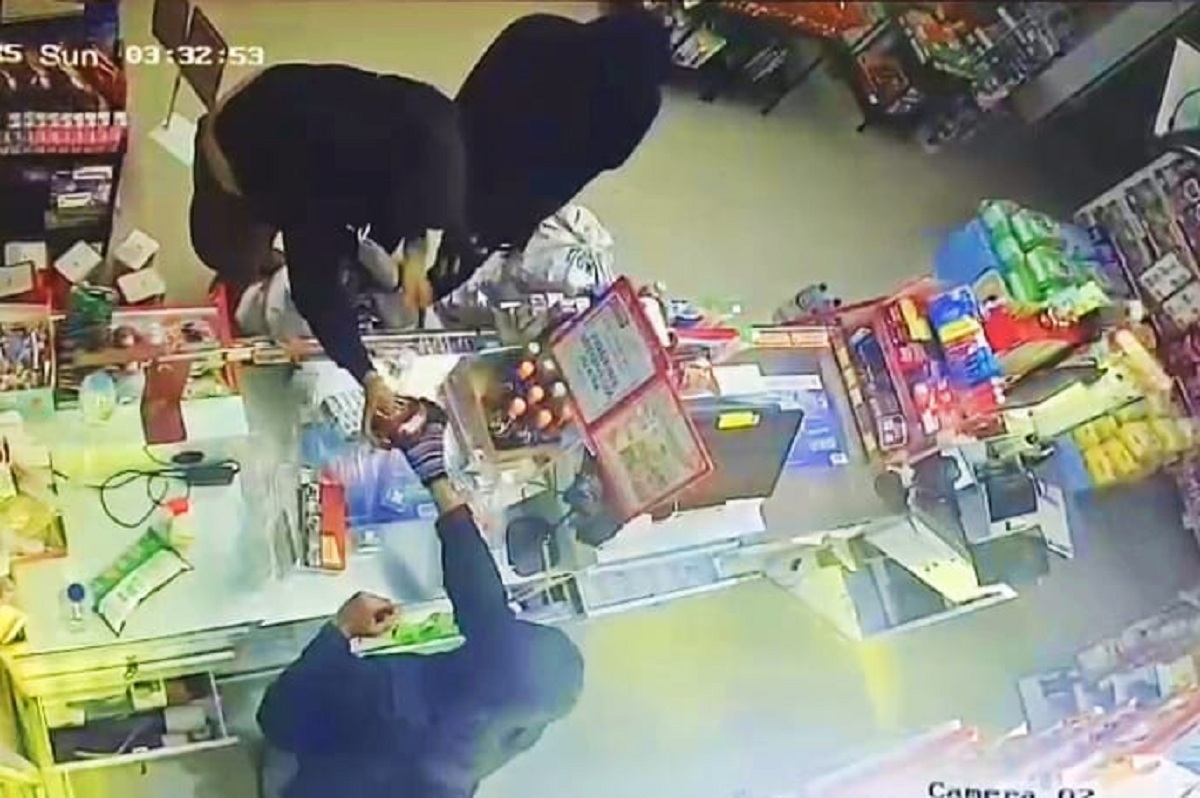 Pelaku 3 Orang, Pembobolan Minimarket di Mundu Cirebon Terekam CCTV