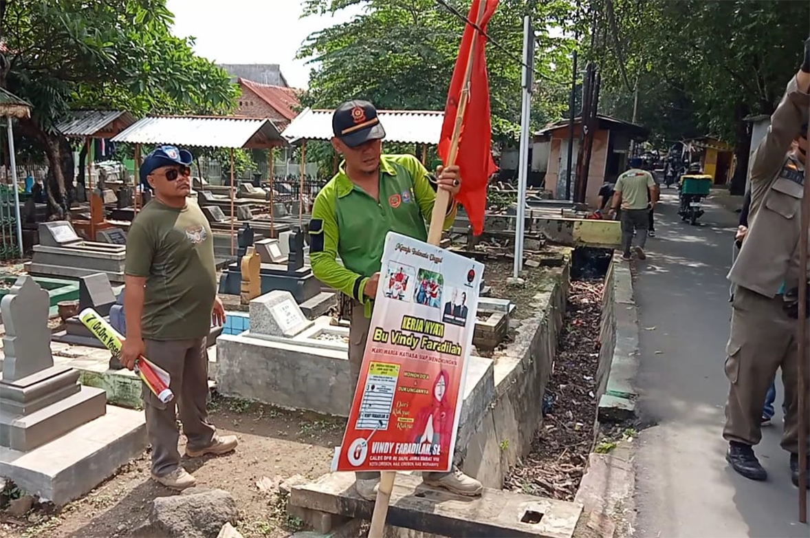 APK dan Atribut Parpol di TPU Kemlaten Kota Cirebon AKhirnya Dibersihkan