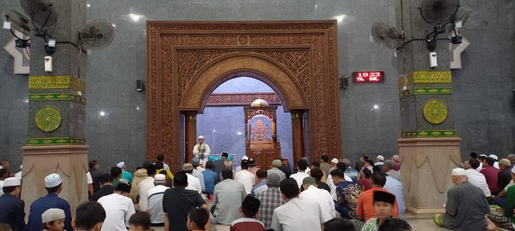 Tunaikan Sholat Gerhana Bulan, Umat Islam Berbondong-bondong ke Masjid At Taqwa Kota Cirebon