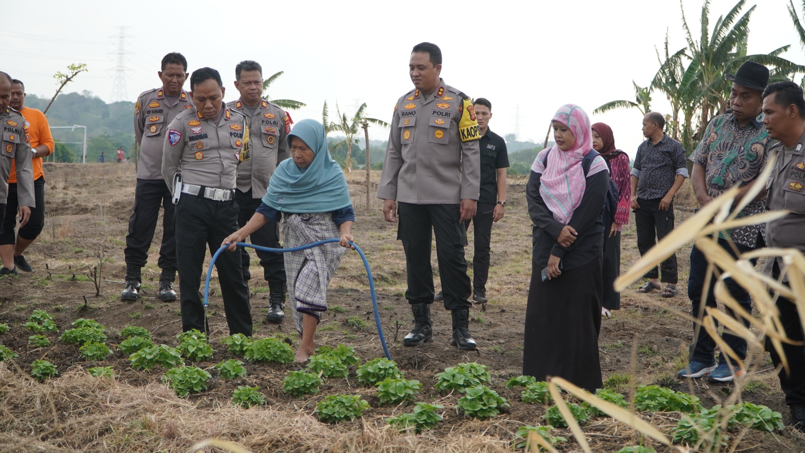 Manfaatkan Lahan, Kapolres Ciko Dukung Petani Jalankan Program Ketahanan Pangan di Mundu