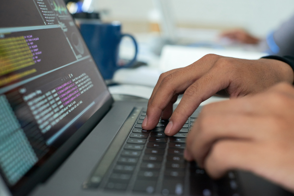Bukan Cuma Prosesor dan RAM, Layar Tajam dan Keyboard Nyaman Juga Penting untuk Coding