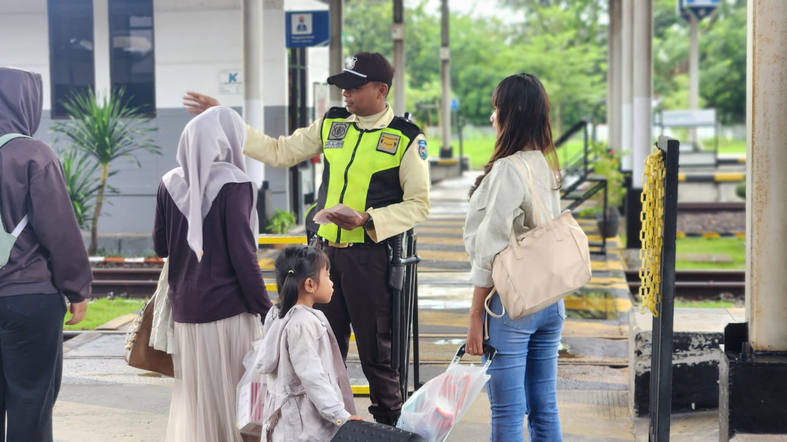 Mereka yang Tetap Bertugas di Hari Raya, Melayani Sepenuh Hati untuk Pelanggan KAI