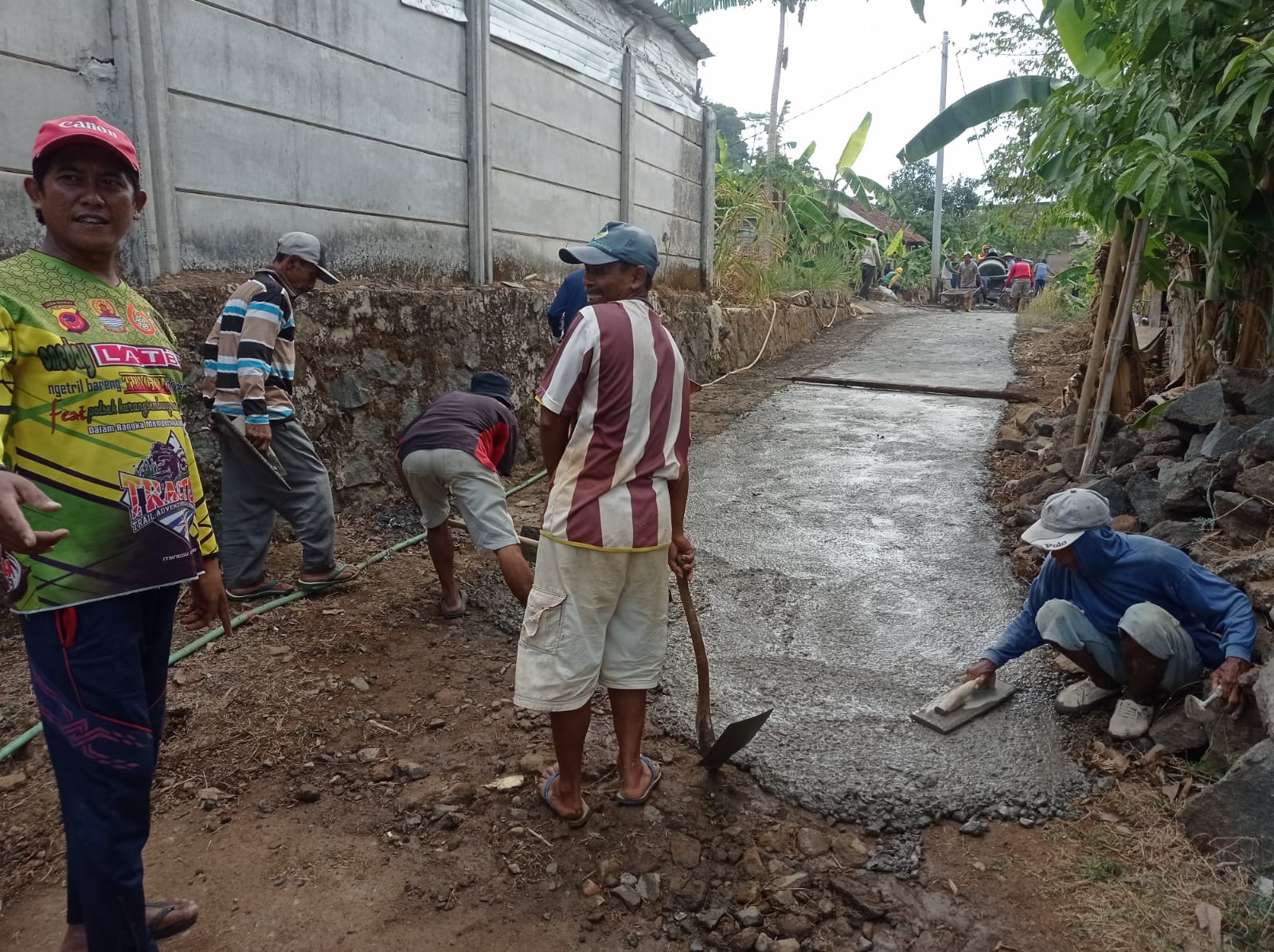 Hadapi Musim Hujan, Warga Desa Wanayasa Swadaya Perbaiki Jalan