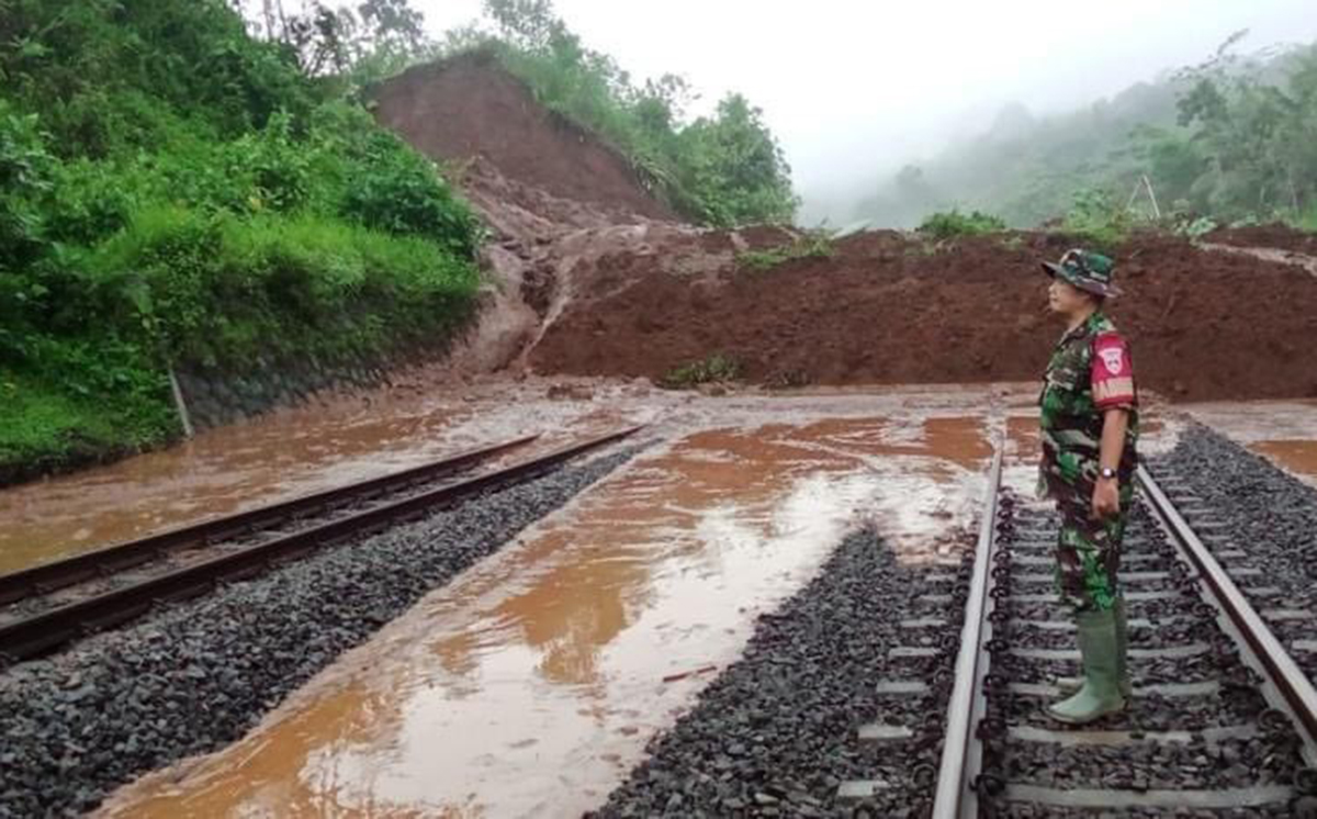 Jalur Rel Tertimbun Tanah Longsor, Penumpang Stasiun Kejaksan Cirebon Dialihkan