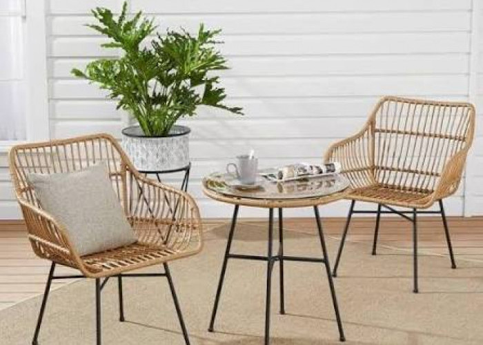 Awet Bertahun-Tahun di Cuaca Tropis! Intip Pilihan Kursi dan Meja Teras: Material Rotan Sintetis vs Kayu Solid