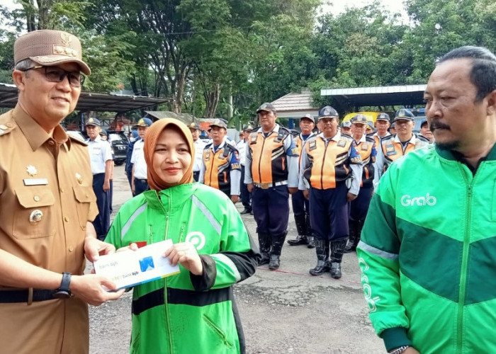 Kompensasi Harga BBM, Pj Wali Kota Cirebon Bagikan BLT ke Sopir Angkot dan Ojol