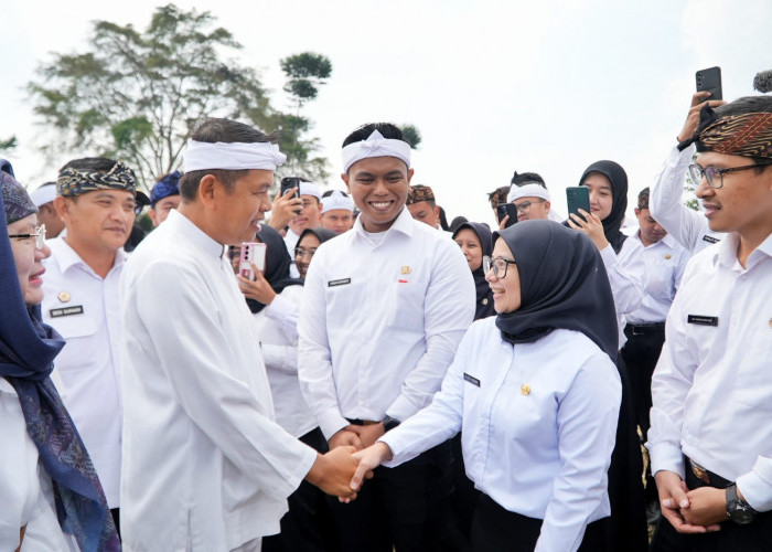 Tak Biasa! 720 ASN Jawa Barat Dilantik di Lapangan Desa Sukawangi, Ini Pesan Tegas Dedi Mulyadi