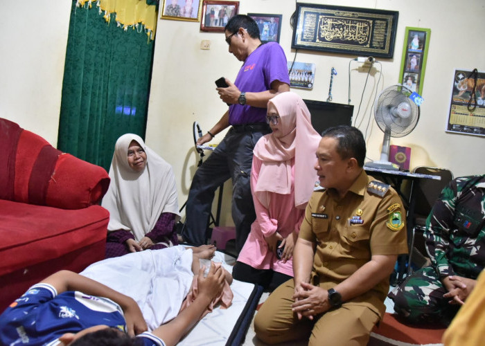 Bupati Dian Jenguk Korban Pengeroyokan Viral di Cilimus, Minta Polisi Bertindak Tegas