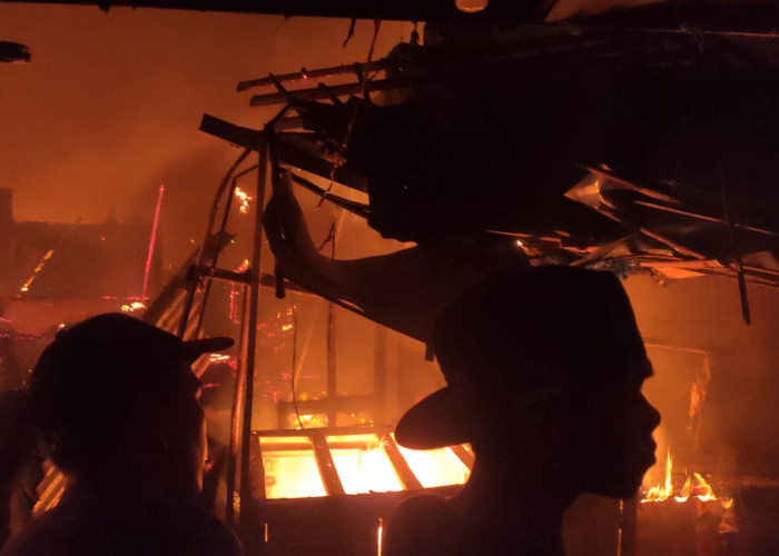 1 Jam Kebakaran, Api Masih Melahap Pasar Lemahabang